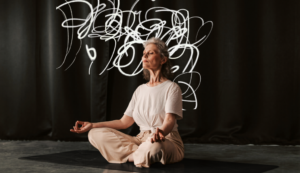 femme qui pratique le yoga contre le stress